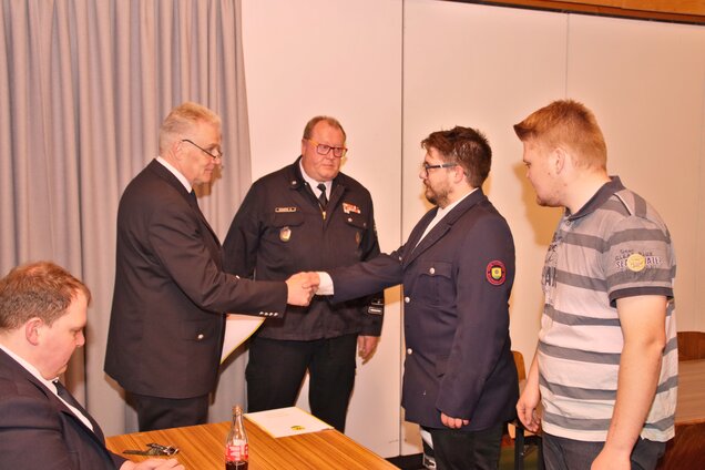 Die Ehrung der Kameraden vom Gemeinde Brandinspektor Jürgen Querl und Wehrführer Achim Schuppe zu den bestanden Lehrgängen. 
