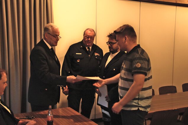Die Ehrung der Kameraden vom Gemeinde Brandinspektor Jürgen Querl und Wehrführer Achim Schuppe zu den bestanden Lehrgängen. 